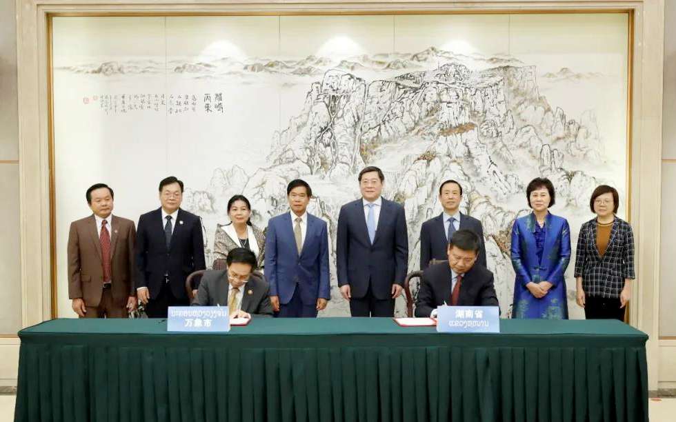 威廉希尔向老挝万象捐赠7台环卫装备，助力“一带一路”建设